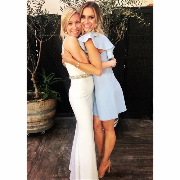 White gown - Picture 6 of 10